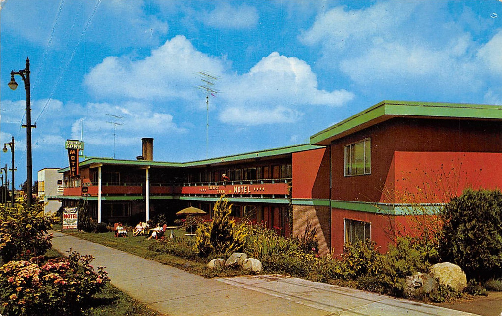 Retro Motel ve Bahçesi: Mavi Gökyüzü Altında Vintage Konaklama Keyfi