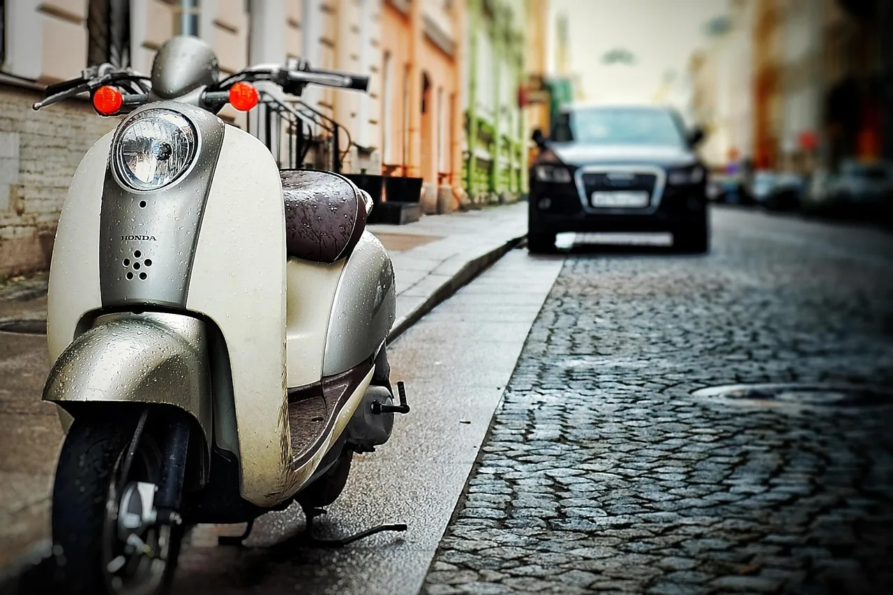 Retro scooter ve klasik moped - nostaljik şehir manzarası