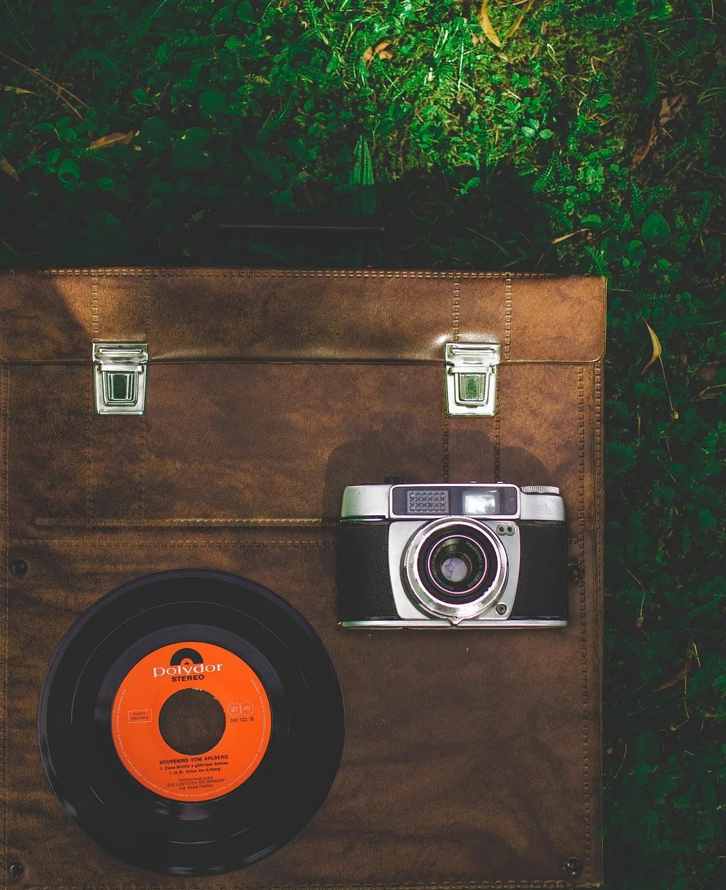Retro valizli plak fotoğrafı eski kamera