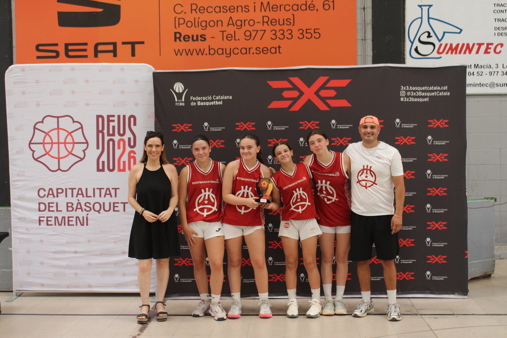 Reus 2026 Kadın Basketbol Takımı 3x3 Turnuvasında Kupa ile Birlikte Poz Veriyor