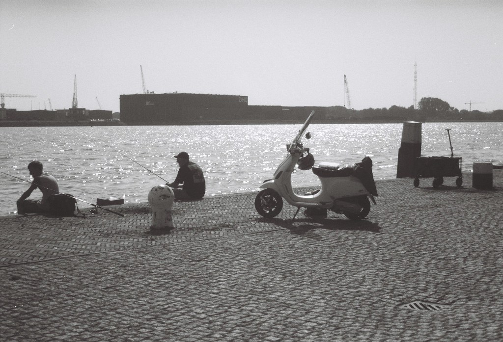 Rıhtımda Olta Keyfi ve Park Halindeki Scooter ile Nostaljik Kare