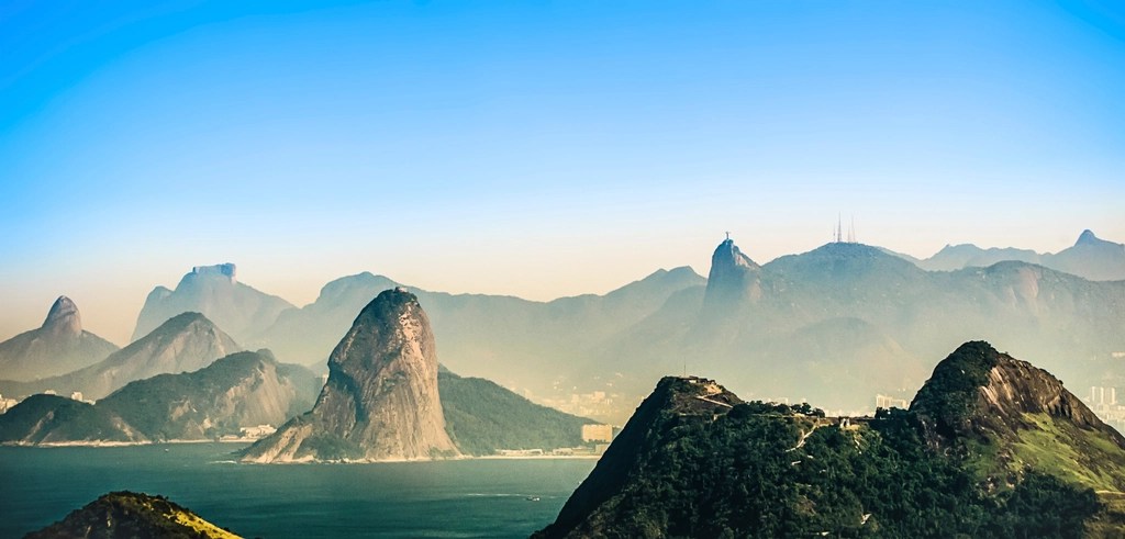 rio de janeiro manzarası şekerloaf dağı ve sisli zirvelerin eşsiz panoraması