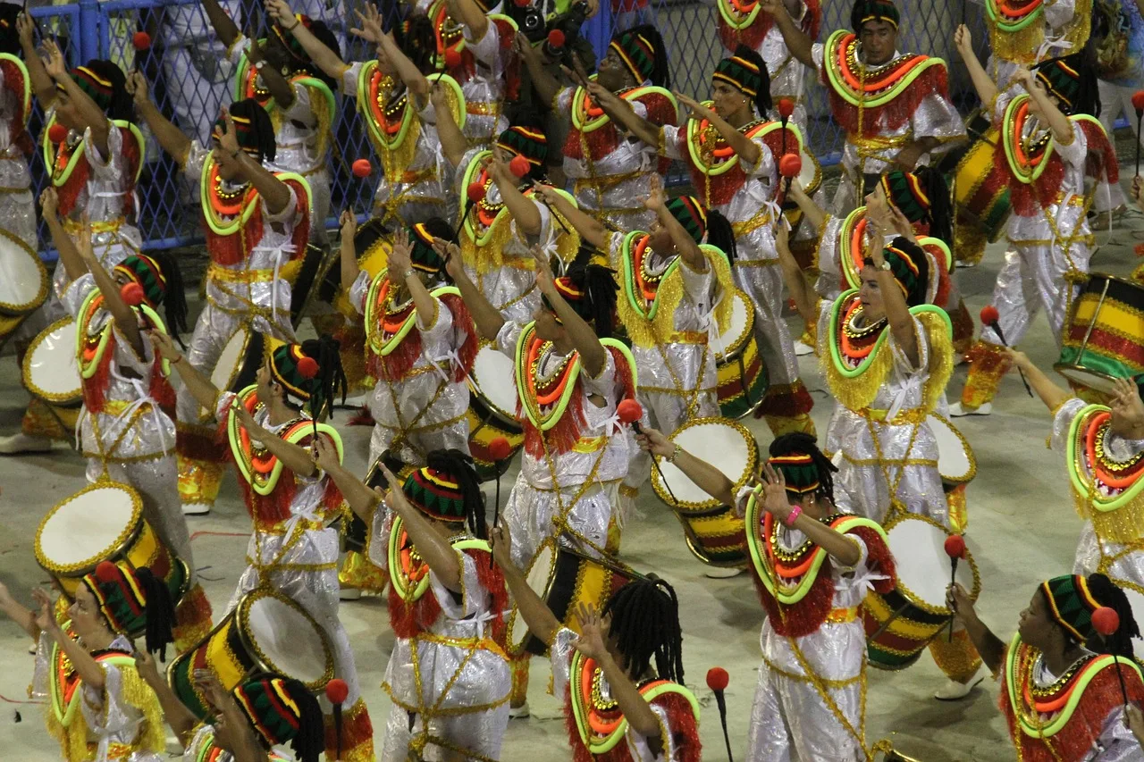 Rio Karnavalı renkli kostümlü kadın portresi