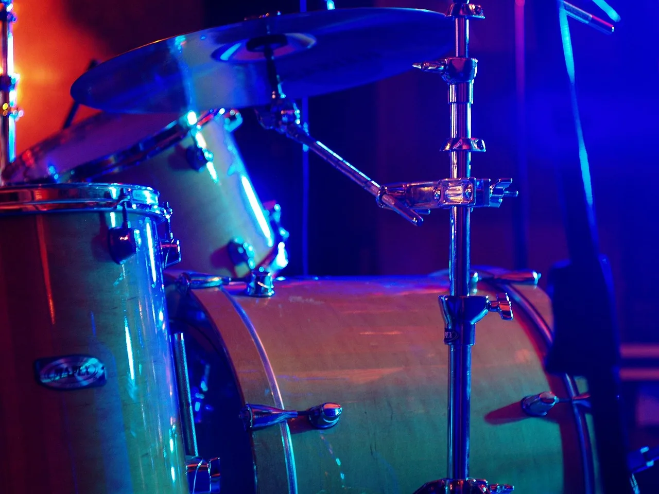 Rock konserinde davul çalan genç baterist