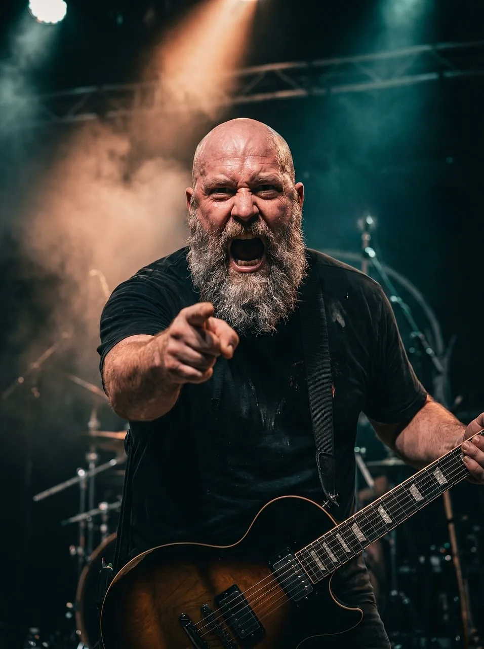 Rock konserinde sahne ışıkları - enerjik performans