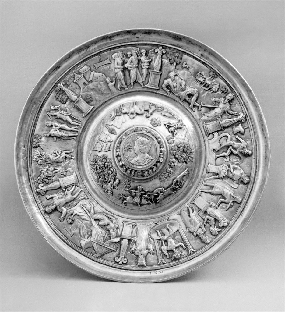 Rölyefli Antik Gümüş Tabağın Detaylı İşçiliği ve Tarihi Süslemeleri