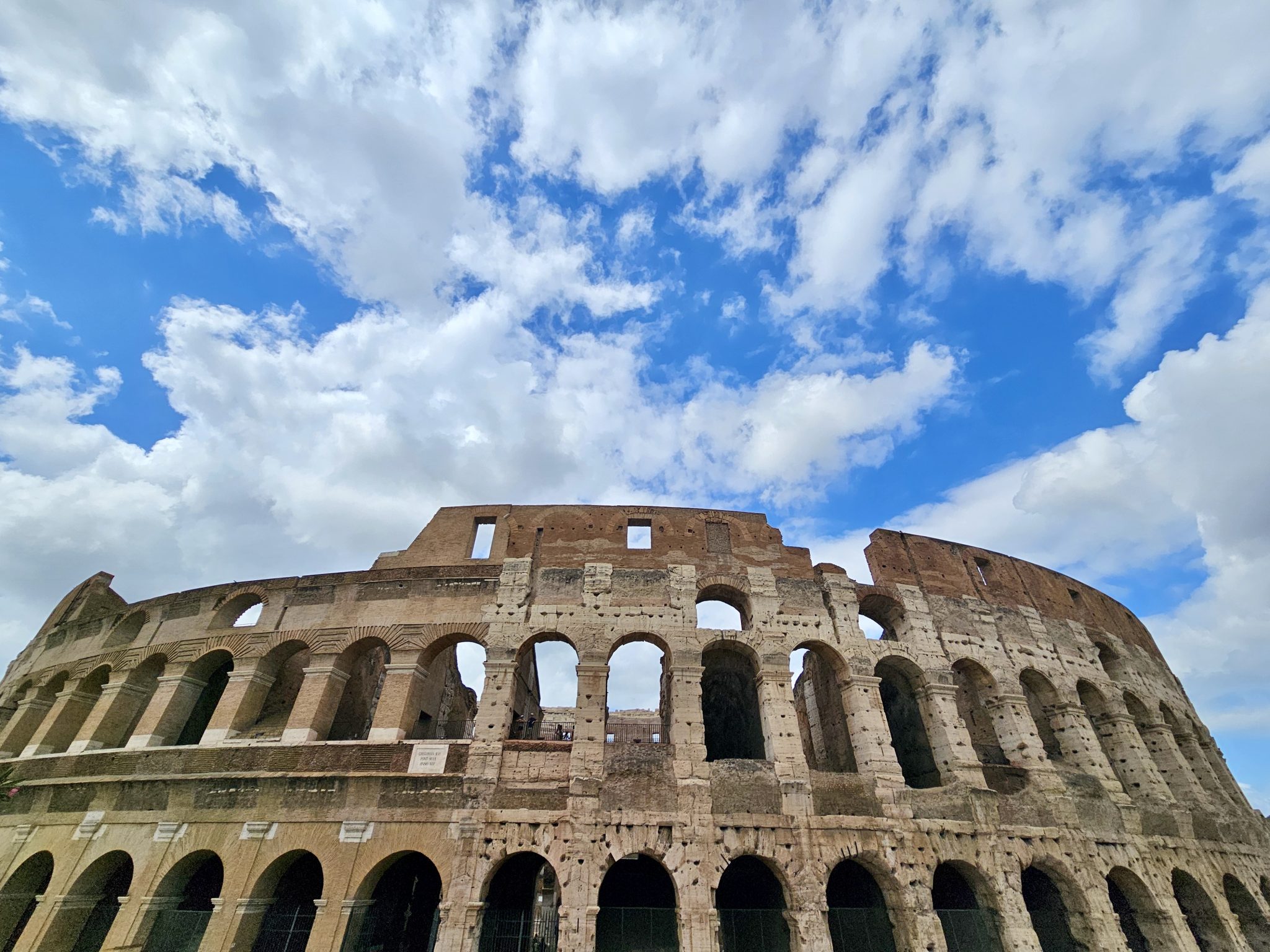 Roma Kolezyumunun Etkileyici Taş Cephesi ve Bulutlu Mavi Gökyüzü Manzarası