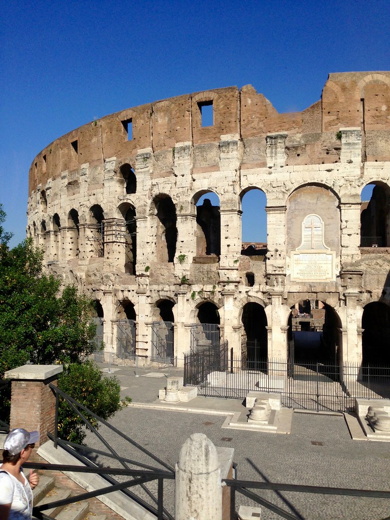Roma Kolezyumunun Görkemli Taş Cephesi ve Antik Roma Mimarisi Detayları