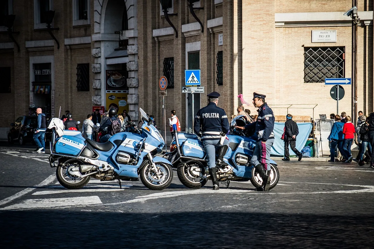 Roma polis motosikleti - mavi güvenlik görevi