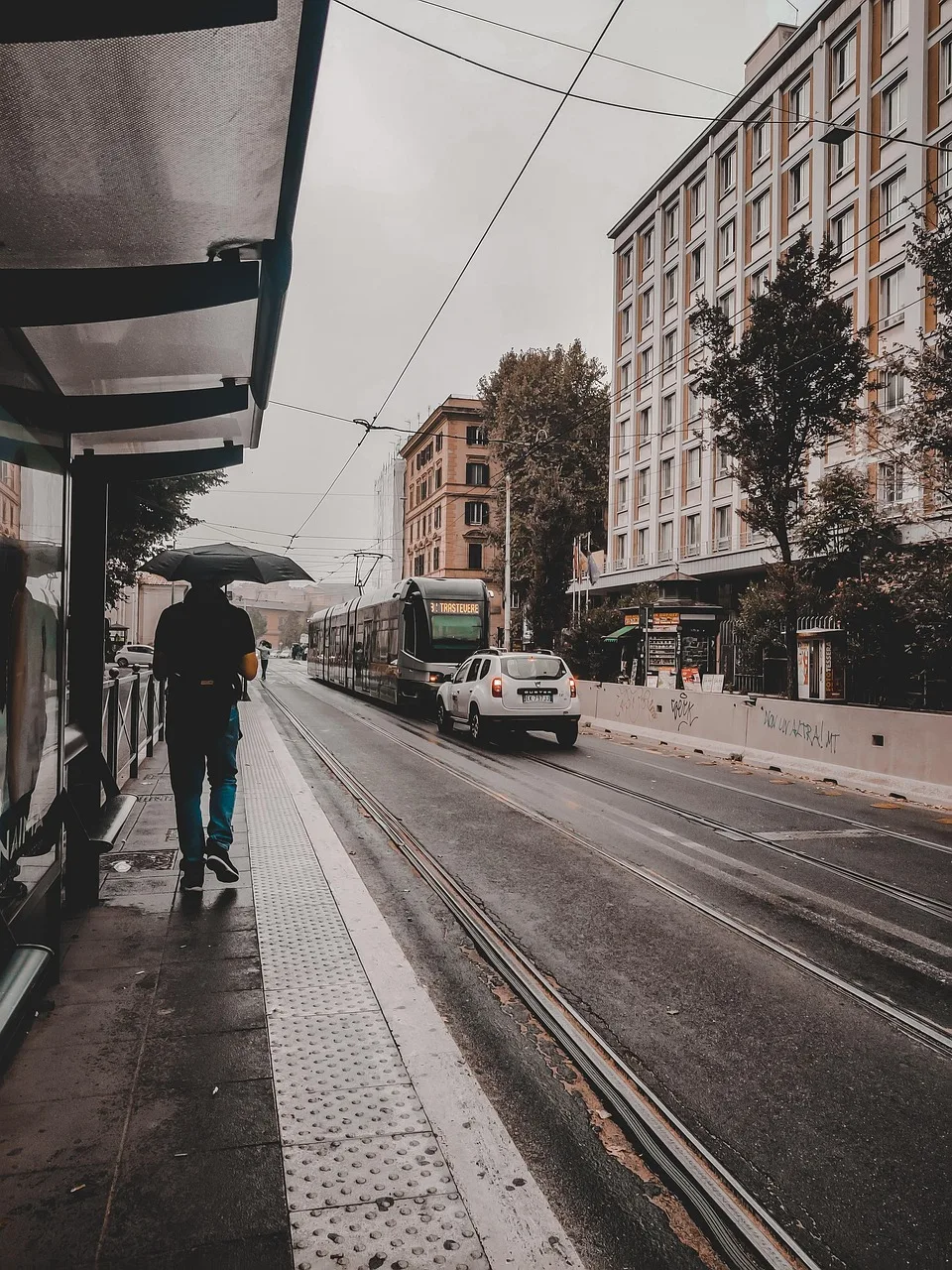 Roma şehir manzarası - yağmurlu trafiğin içinde