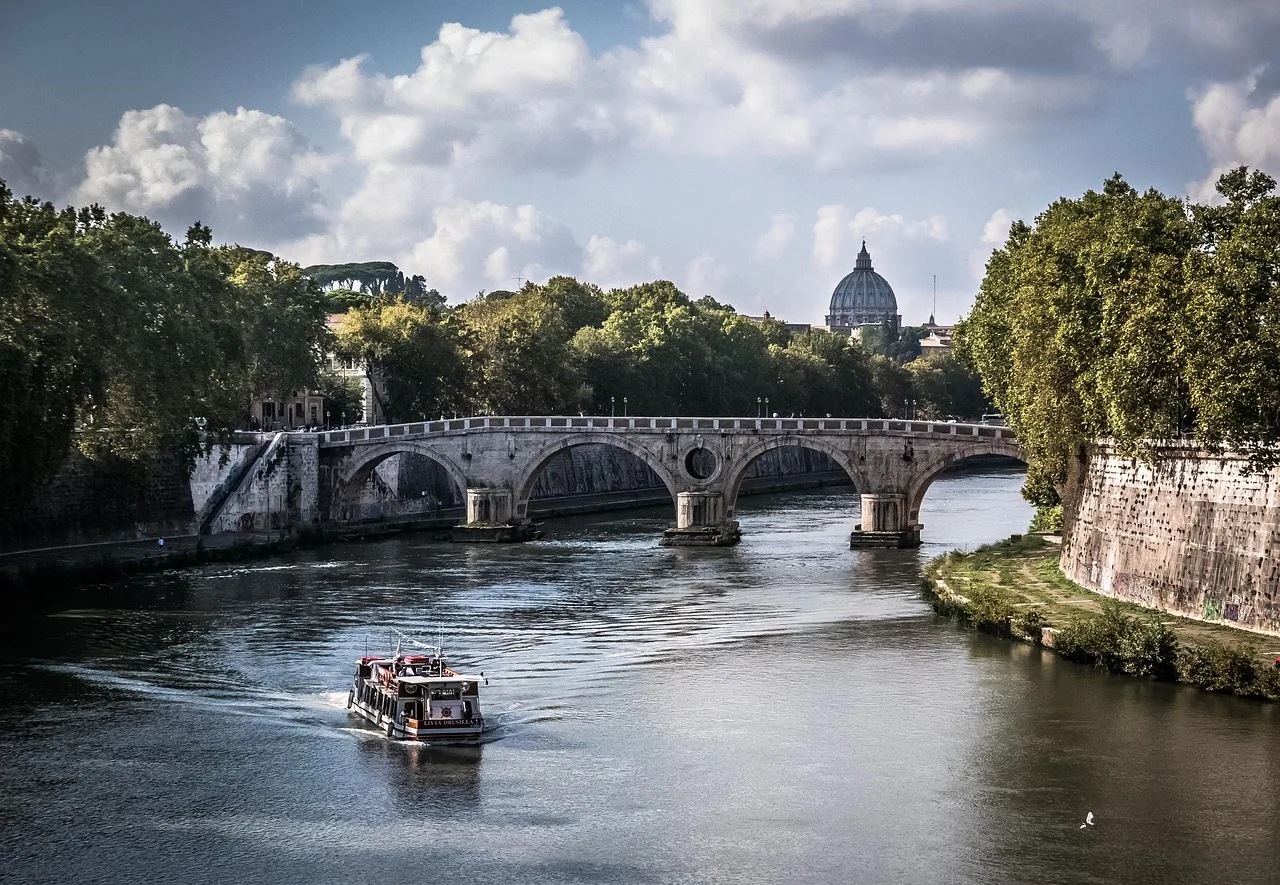 Roma Tiber Köprüsü manzarası - tarihi mimari