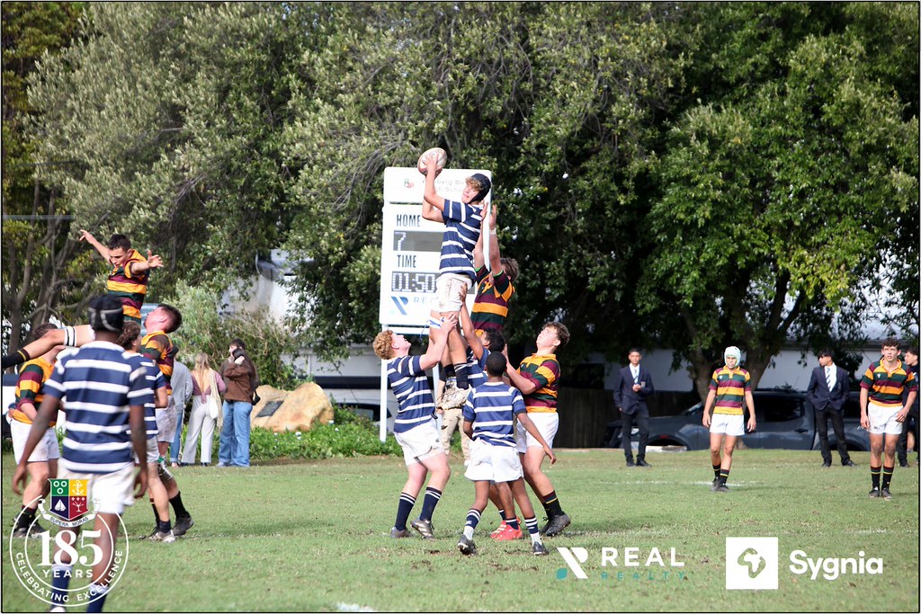Rugby Karşılaşmasında Line-Out Pozisyonunda Havalanan Oyuncu ve Mücadele