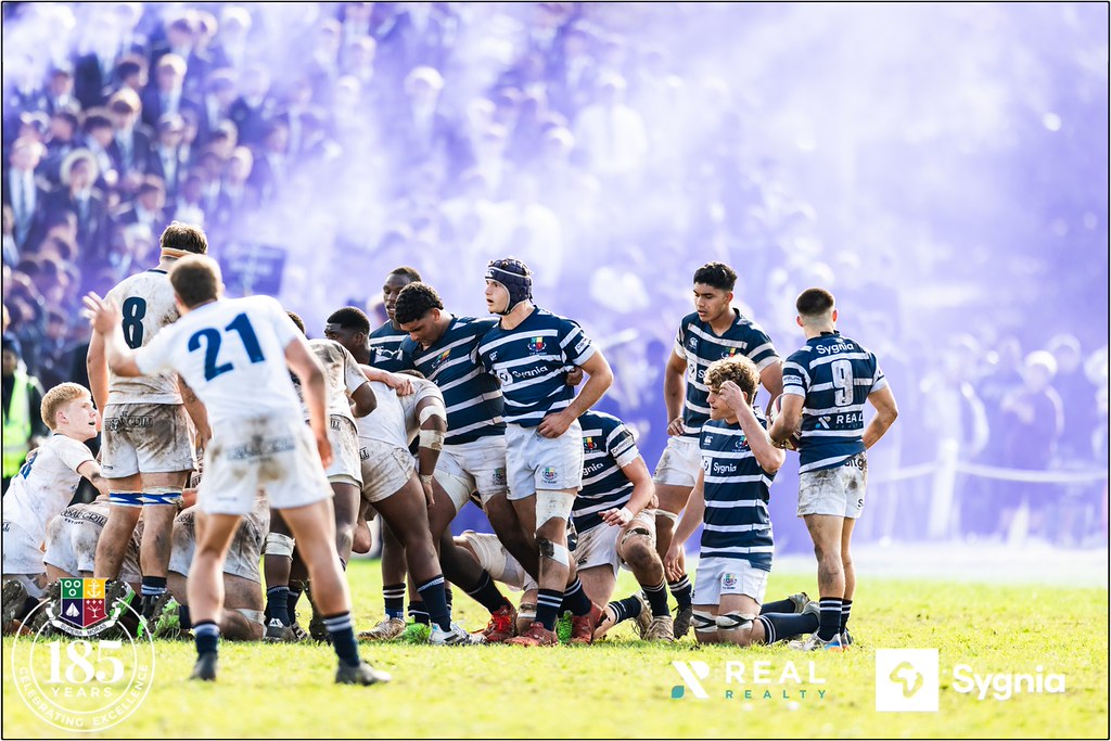 Rugby Maçında Çizgili Formalı Oyuncular ve Mor Dumanlı Tribün Atmosferi