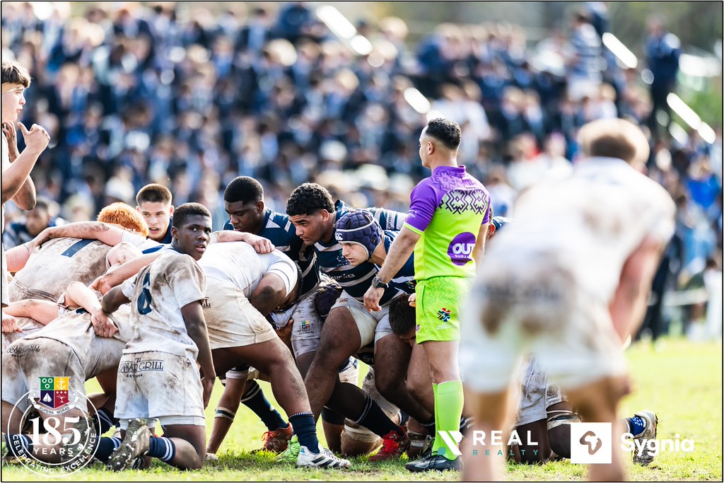 Rugby maçında takım ruhu ve güç: Çamurlu formalarda yoğun fiziksel mücadele anı