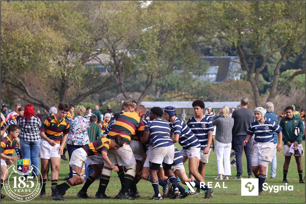 Rugby Sahasında Güçlü Scrum Mücadelesi ve Açık Hava Sporu Heyecanı