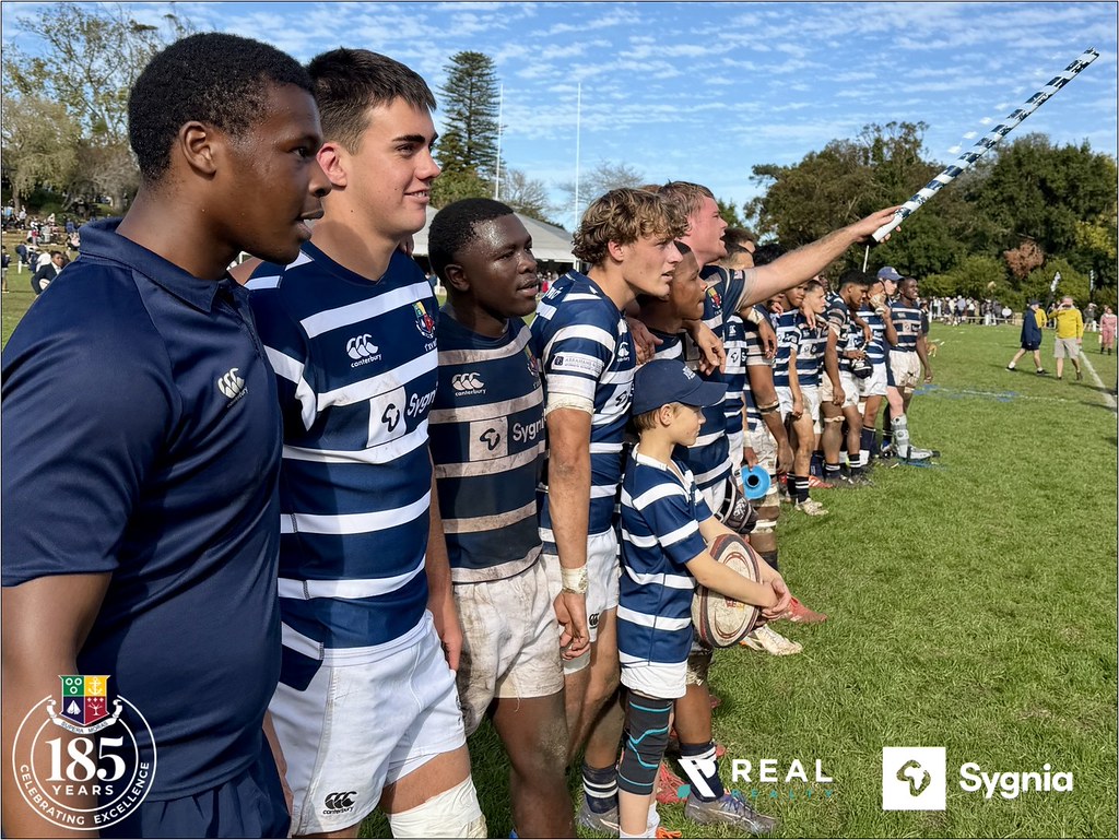 Rugby takımının sahada gülümseyen pozu ve bir selfie anı, 185. yıl kutlamaları