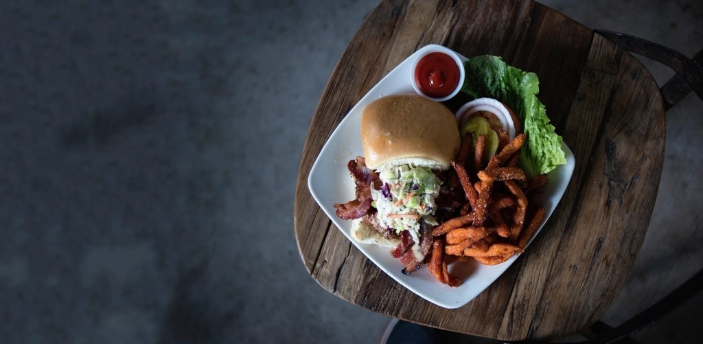 rustik ahşap masada lezzetli gurme burger ve çıtır tatlı patates kızartması