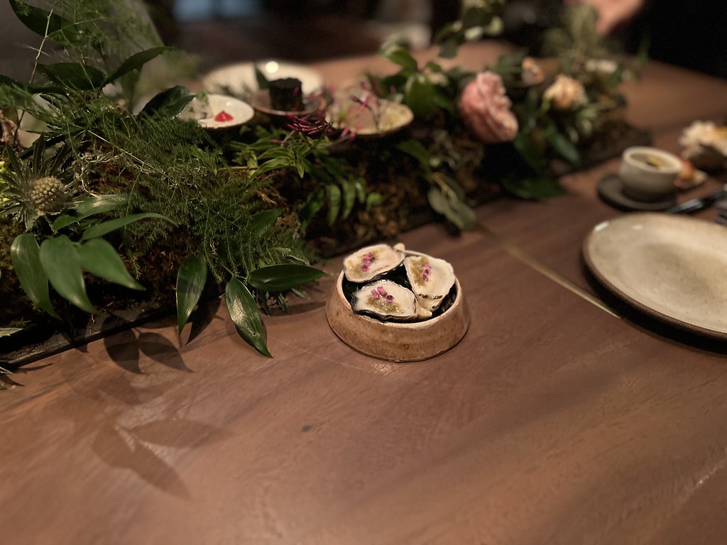 Rustik Ahşap Masada Organik ve Şık Fine Dining Sunumu ile Eşsiz Lezzet Deneyimi
