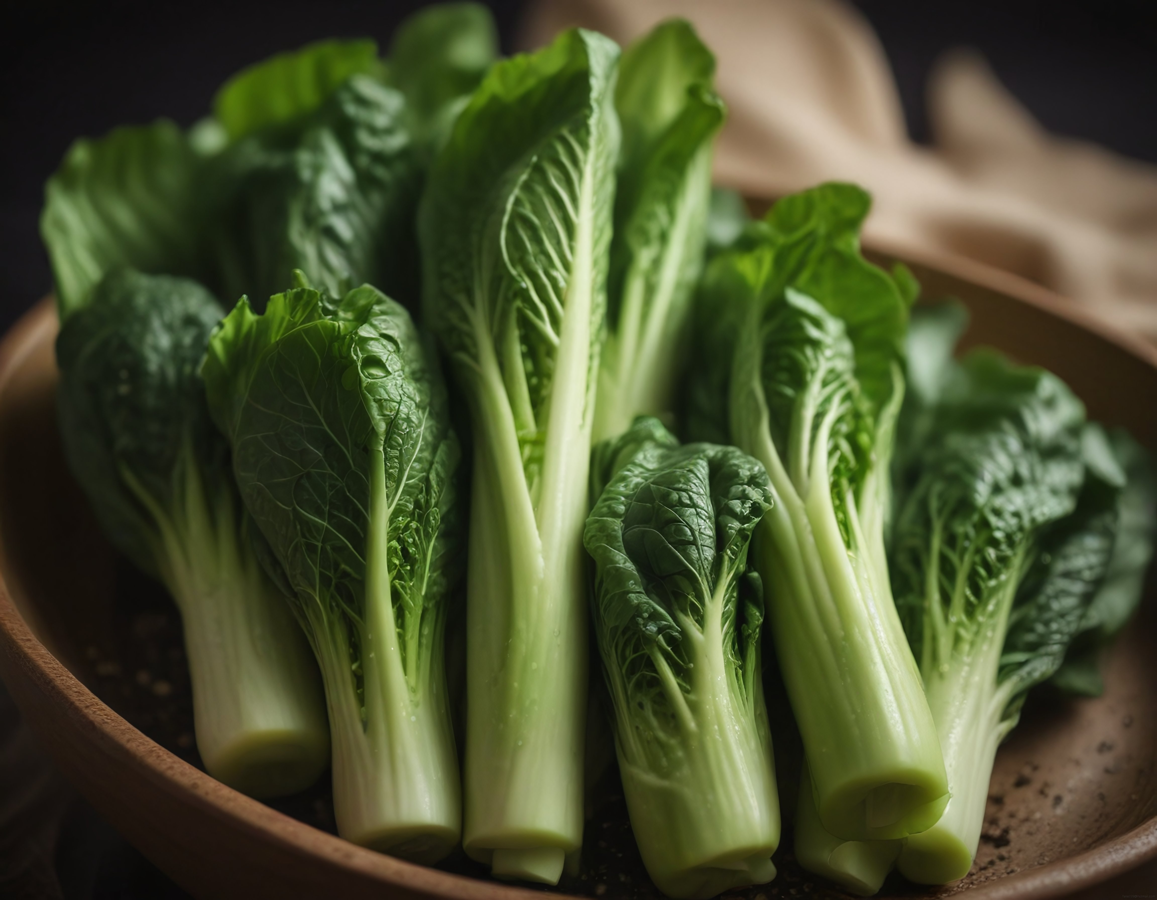Rustik Kasede Taze Bok Choy Demetleri: Sağlıklı ve Doğal Organik Sebzeler