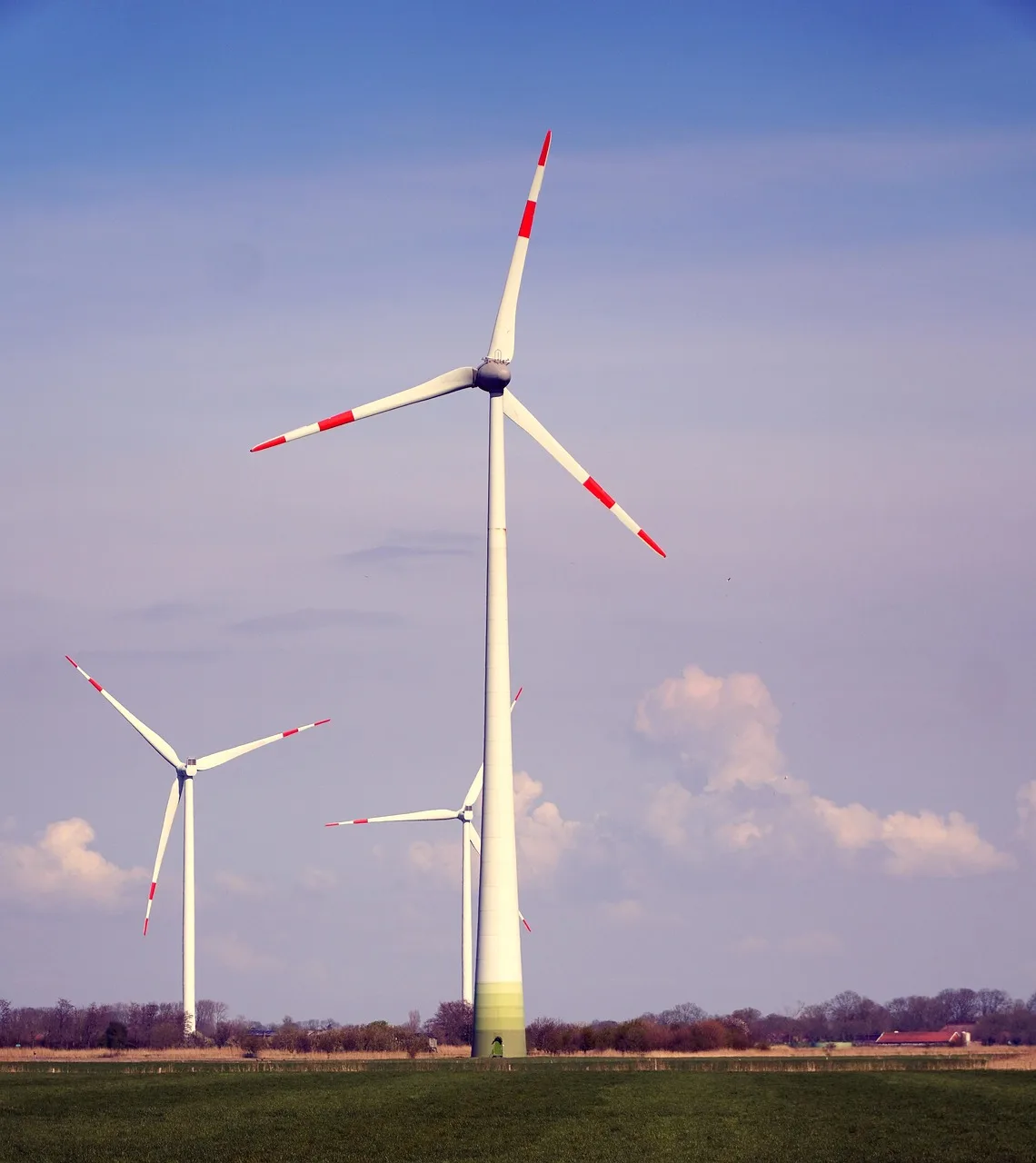 Rüzgar enerjisi çiftliği pinwheel dönen sahne
