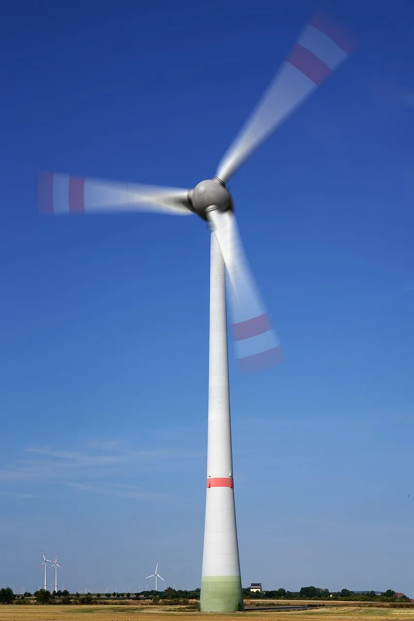 Rüzgar enerjisi türbini gökdelen manzaralı fotoğraf