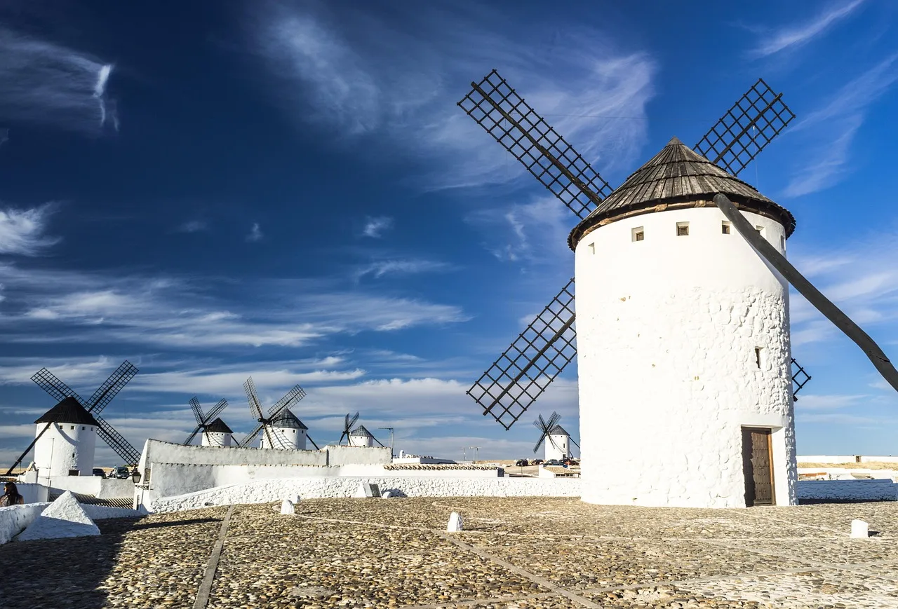 Rüzgar türbini ve tarihi değirmenler Castile la Mancha manzarası