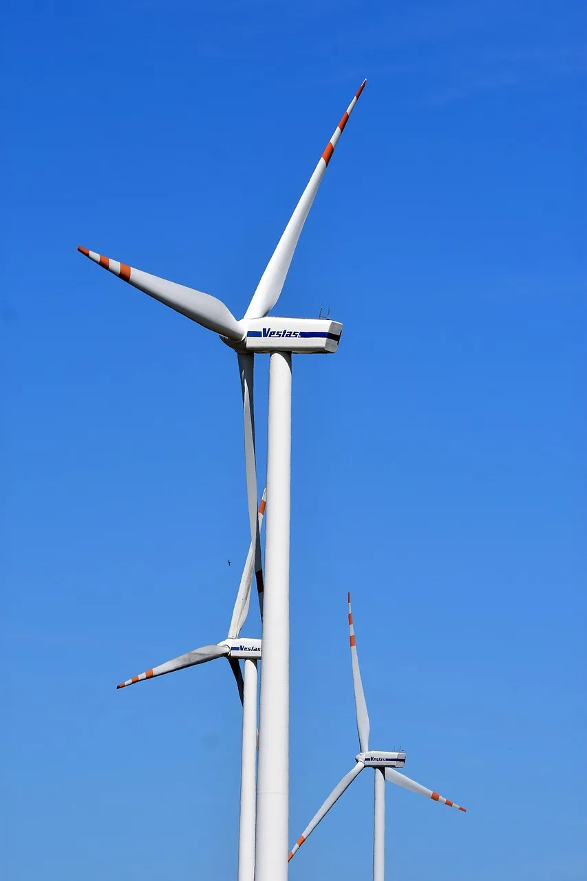 Rüzgar türbinleri mavi gökyüzünde - yenilenebilir enerji