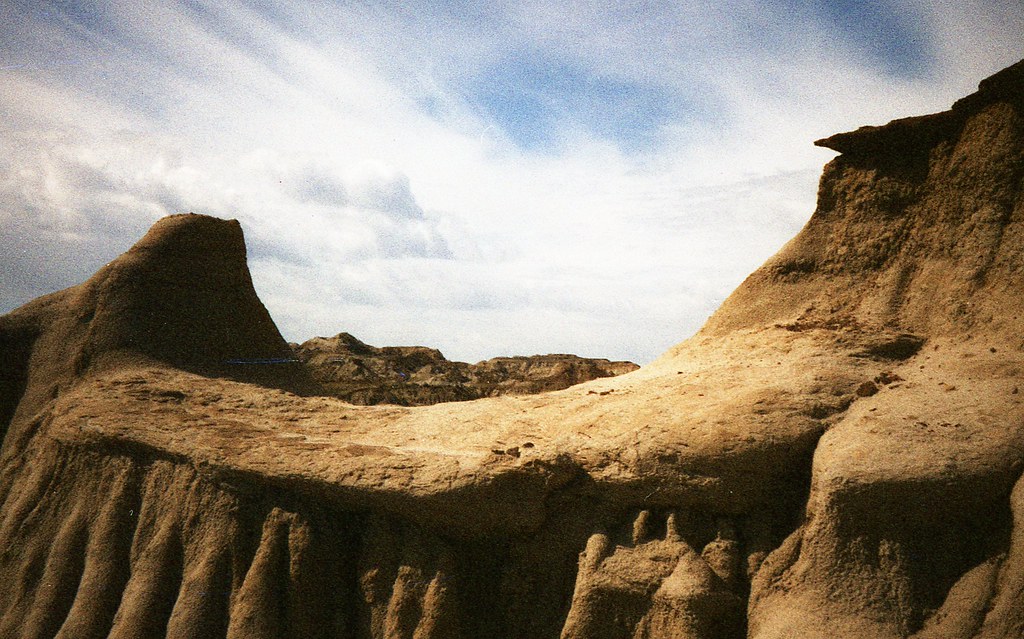 Rüzgâr ve Suyla Şekillenmiş Erozyonlu Kaya Oluşumları ve Badlands Manzarası
