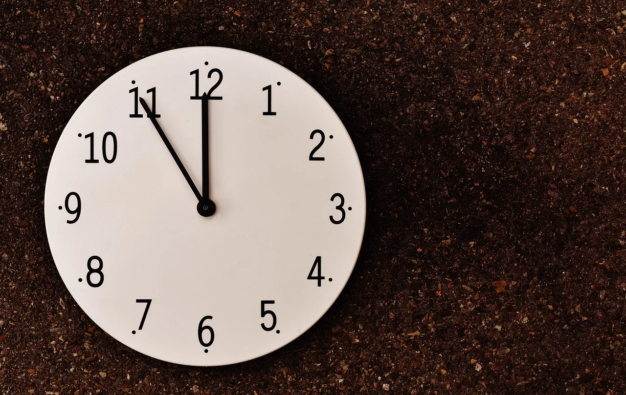 Saat kadranı ve alarm göstergesi - zaman teması
