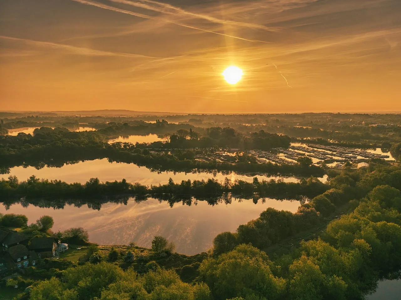 Sabah manzaralı Thames Nehri marinası