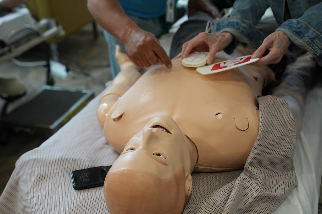 Sağlık Eğitiminde CPR Mankeni ile Defibrilatör Kullanımı ve İlk Yardım Pratiği
