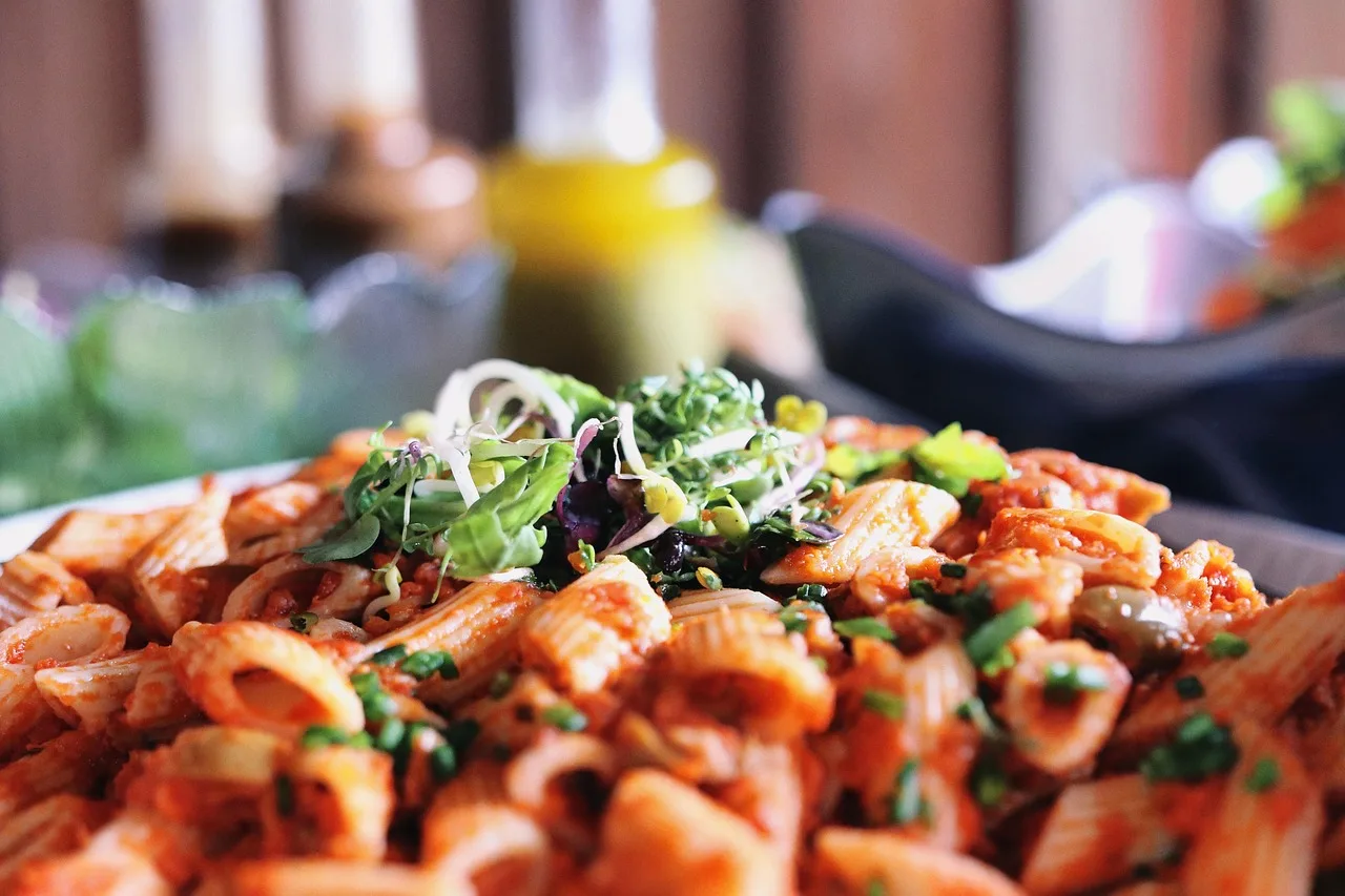 Sağlıklı vejetaryen başlangıç tabağı - pasta salata