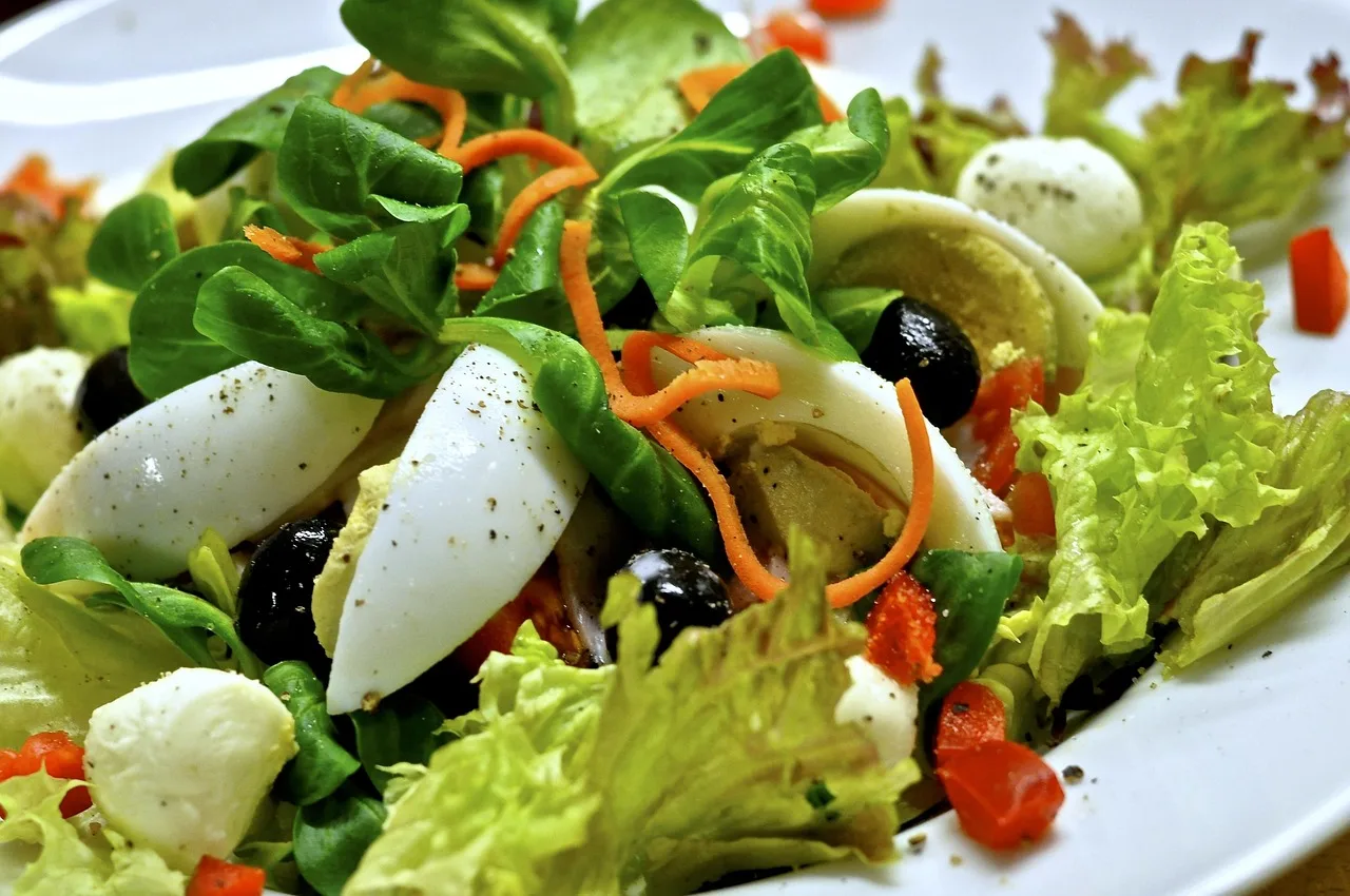 Sağlıklı yeşil salata - taze karışık yapraklar