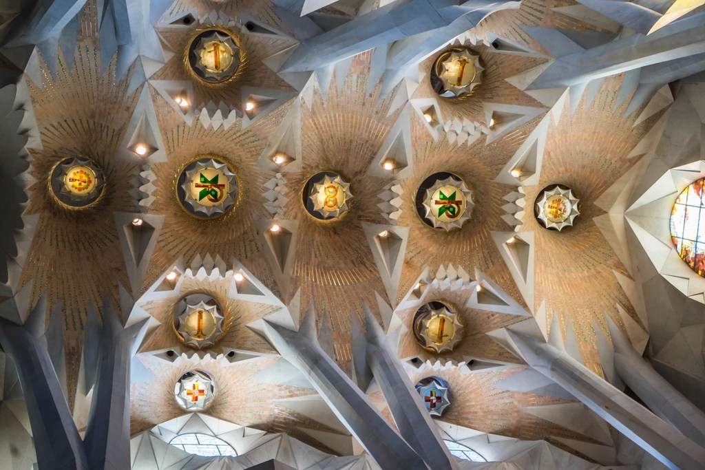 sagrada familia iç mekanında gaudinin organik tavan detayları ve ışık oyunları
