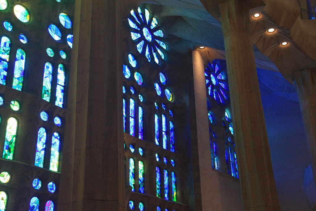 Sagrada Familia'nın İçinden Gaudi'nin Büyüleyici Vitray ve Sütun Mimarisi