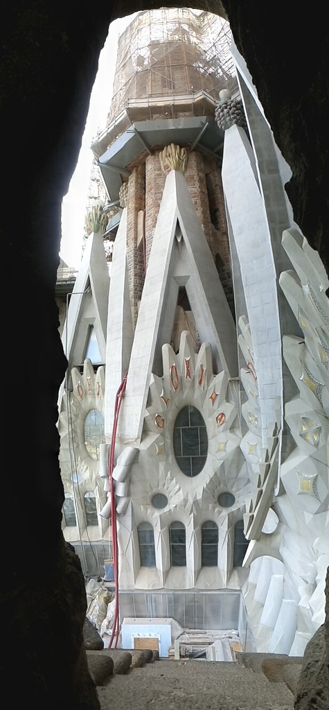Sagrada Familia'nın İçinden Gaudi'nin Eşsiz Mimarisine Büyüleyici Bakış