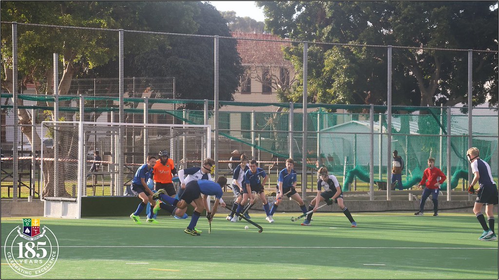 Saha hokeyi müsabakasında sporcuların yeşil zemindeki dinamik pozisyonları