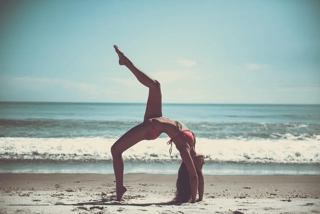 Sahil yoga seansı - esnek kadın