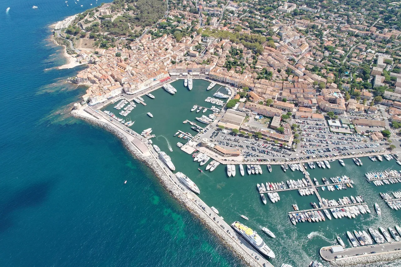 Saint-Tropez yazı limanı - doğa ve yat manzarası