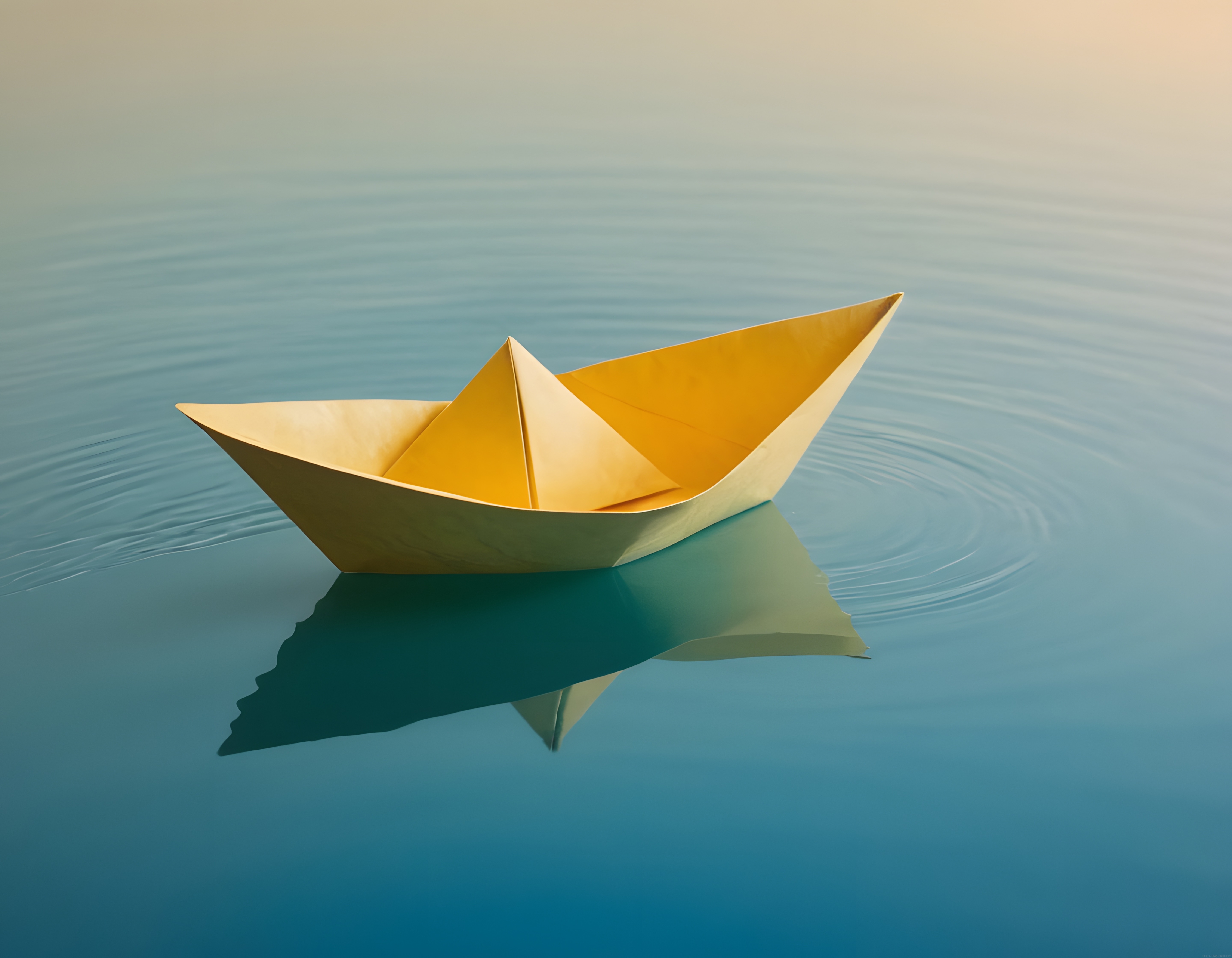 Sakin Suların Üzerinde Yüzen Origami Kağıt Tekne ve Masalsı Yansıması