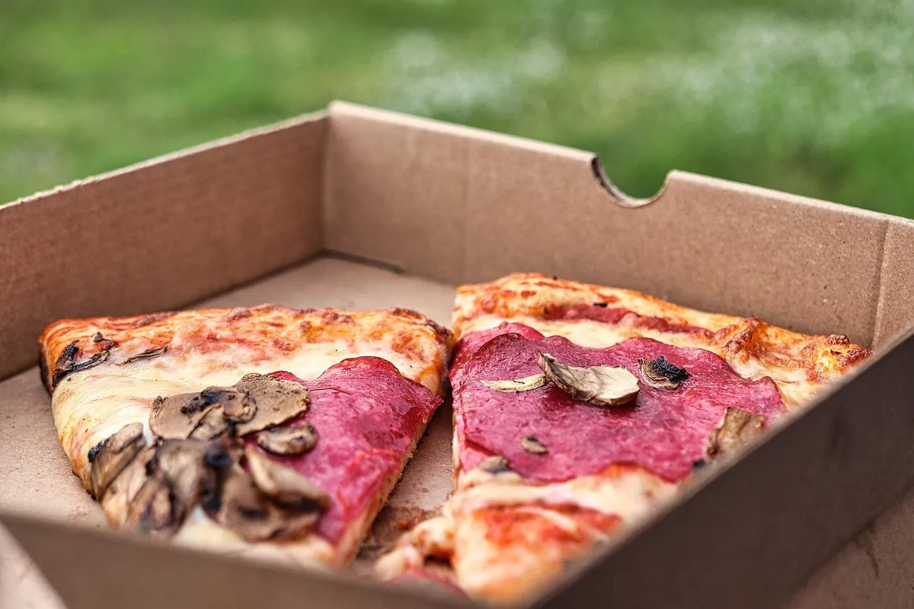 Salamlı mantarlı pizza dilimi - kutu içinde teslimat