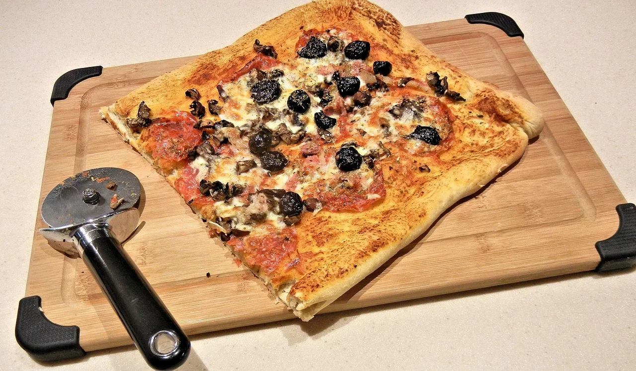 Salamlı mantarlı zeytinli pizza dilimi - lezzetli yemek