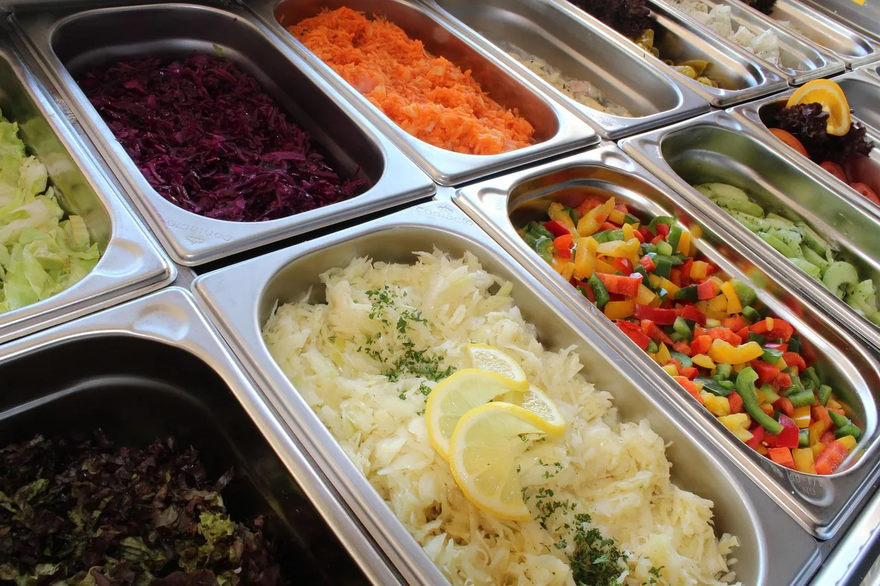 Salata büfesi renkli başlangıç sunumu Salata büfesi renkli başlangıç sunumu