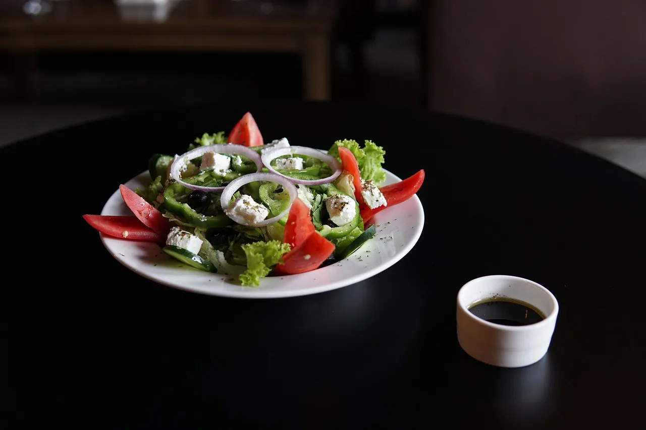 Salata tabağı: marul, domates, soğanlı sağlıklı yemek