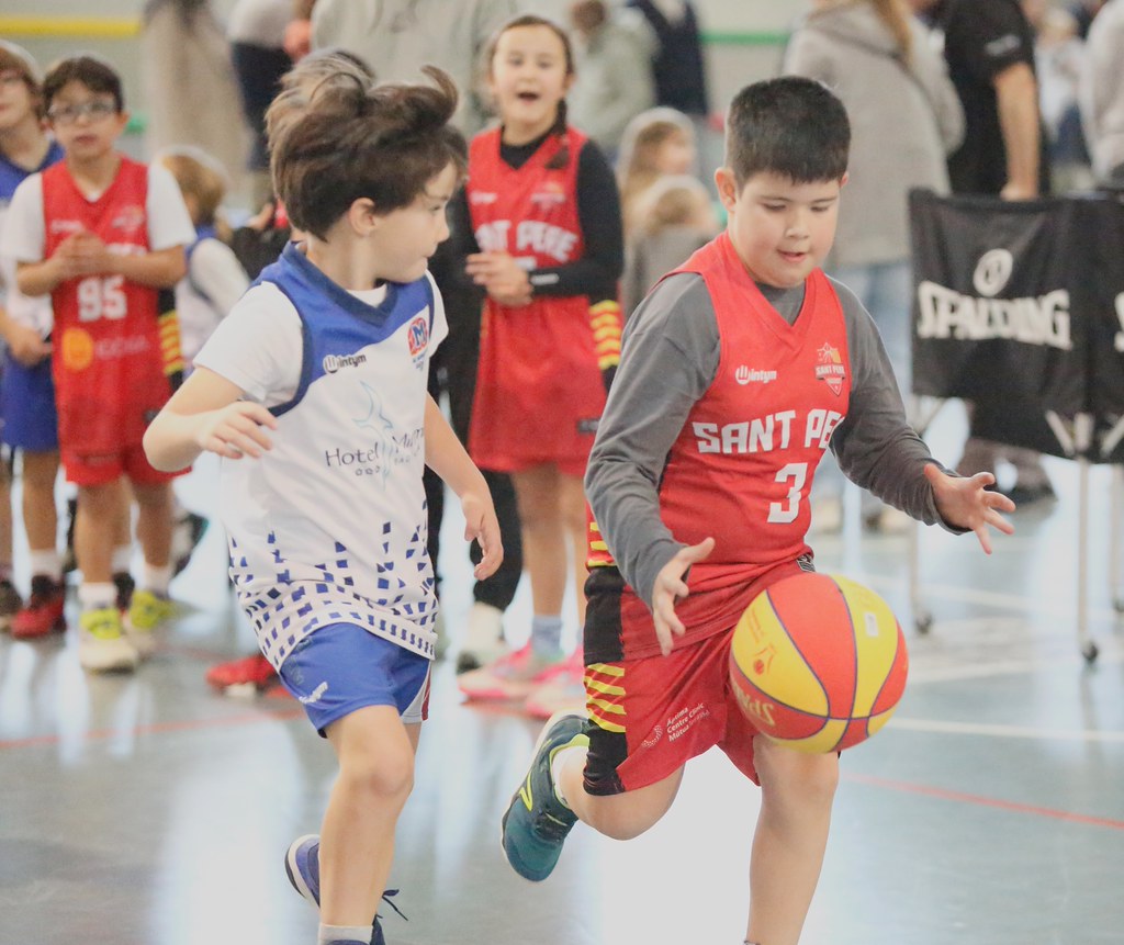 Salonda çocuk basketbol maçı: Küçük oyuncuların heyecan dolu karşılaşması