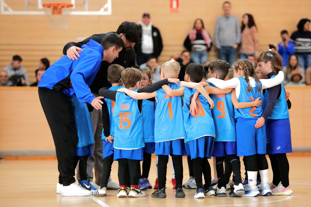 Salonda Omuz Omuza Duran Minik Basketbol Takımının Maç Öncesi Motivasyonu