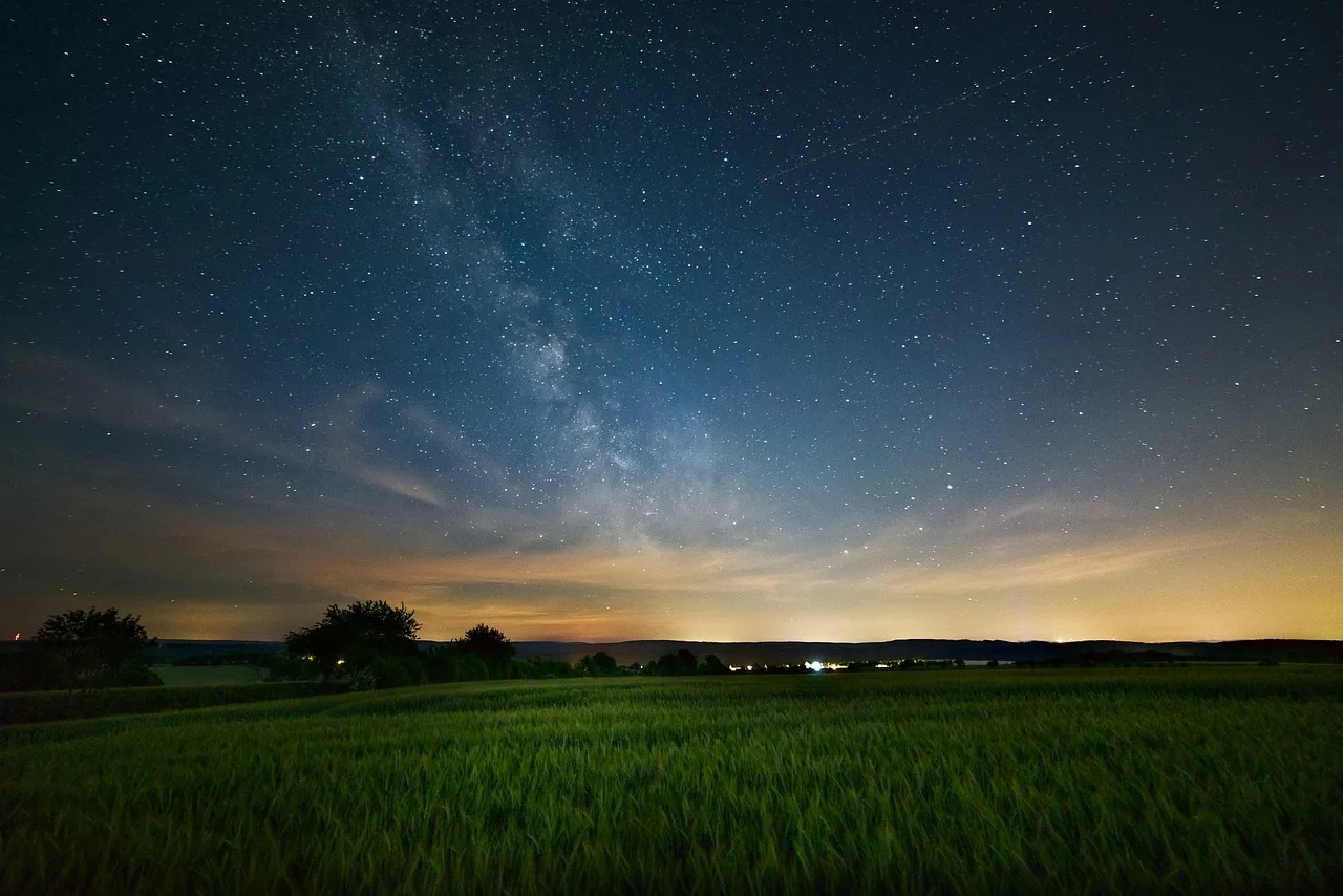 Samanyolu galaksi manzarası uzun pozlu gece fotoğrafı