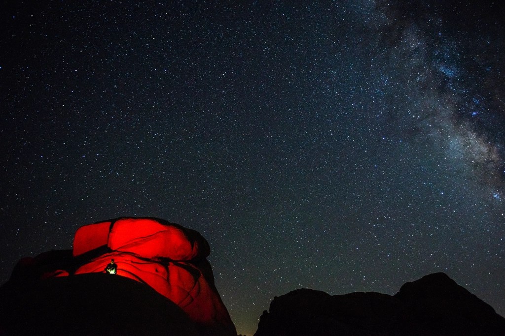 Samanyolu Galaksisi Altında Kırmızı Işıklı Kaya ve Yıldızlı Gece Gökyüzü