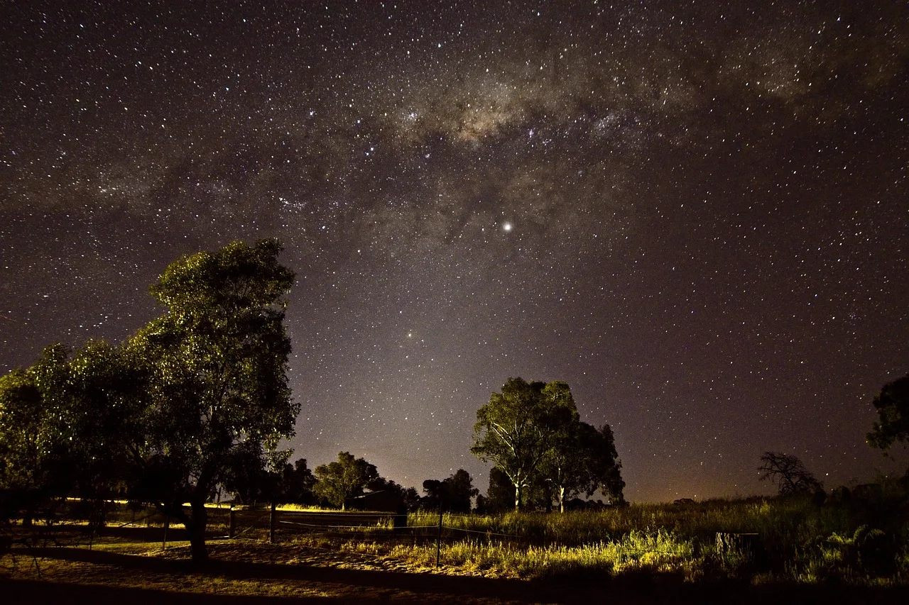 Samanyolu gece manzarası - yıldızlı gökyüzü fotoğrafı
