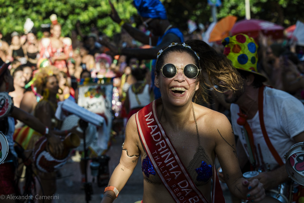 Samba Karnavalında Neşeyle Dans Eden Madrinha ve Renkli Sokak Partisi